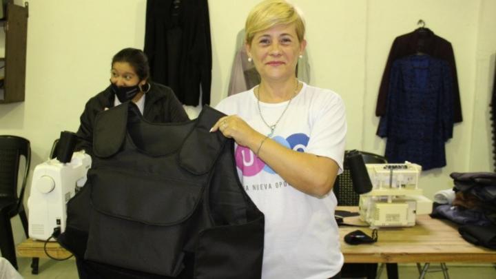 Candidata a concejala reparte chalecos antibalas 