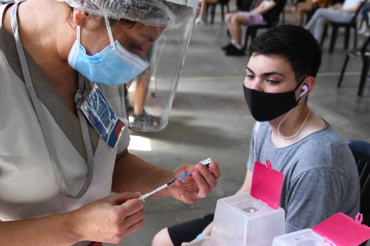 Vacunan a menores de 11 a 3 años en Santa Fe