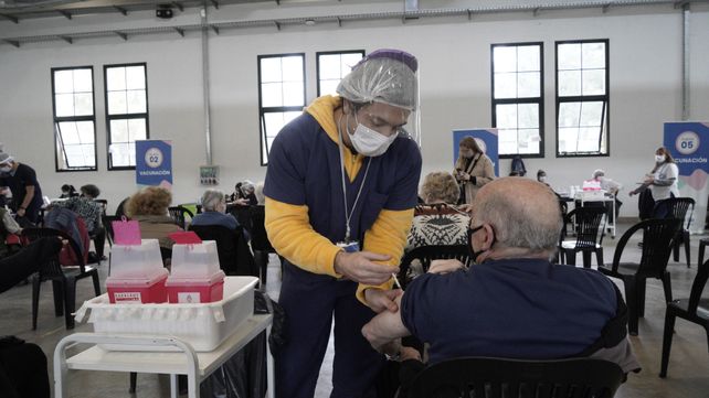 Combinar vacunas triplicó anticuerpos en mayores de 60 años