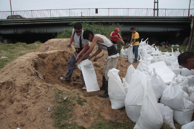 Crecida del Paraná: el municipio intensifica las tareas en la zona de la costa