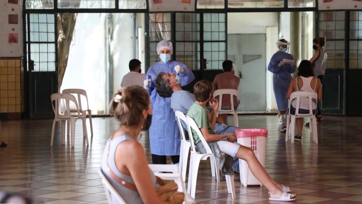 Abren escuelas para testeos de covid