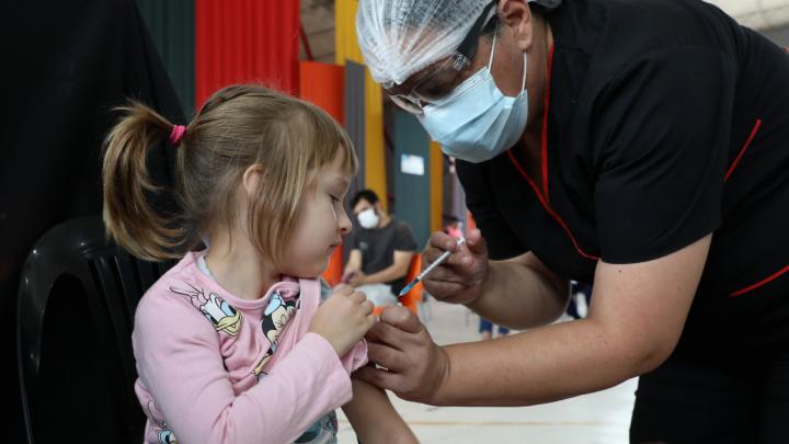 Vacunan con terceras dosis a jóvenes de 12 a 17 años