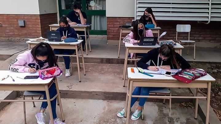 Barbijo en las escuelas: inicial no, primario y secundario sí