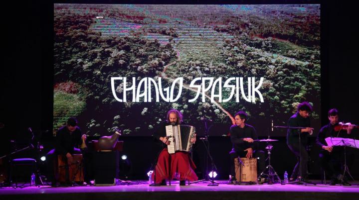 El Chango Spasiuk hizo cantar y bailar a miles de rosarinos