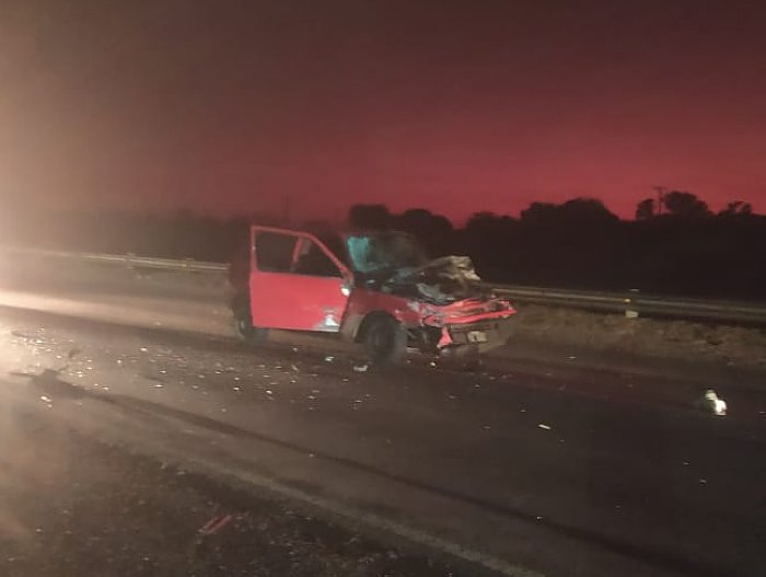 Dos lesionados al chocar un toro en la ruta 34