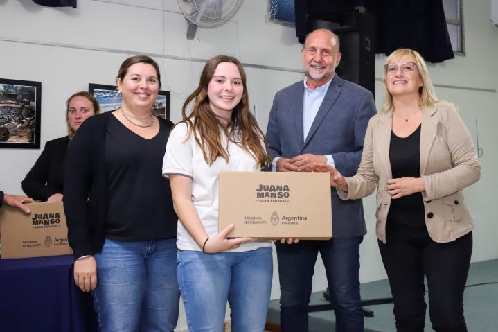 Perotti entregó netbooks a escuelas de Rafaela