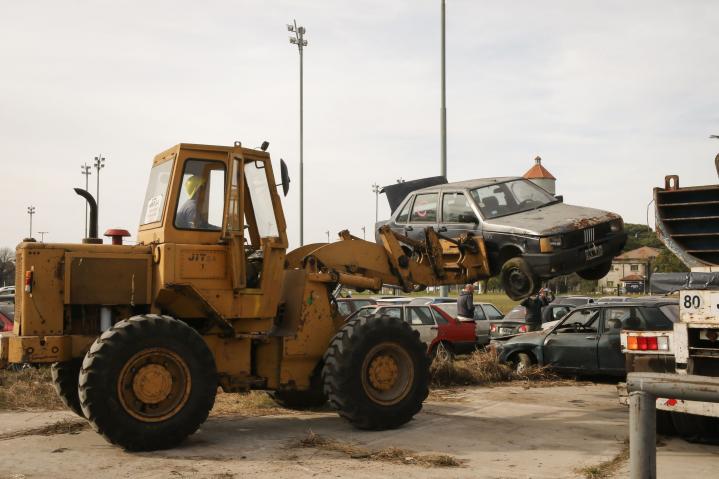 Compactan 100 vehículos decomisados