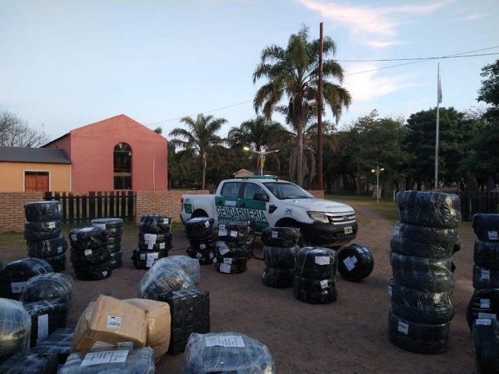 Secuestran millonario cargamento de neumáticos