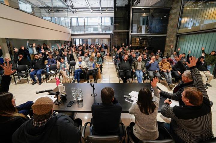 Municipales de Santa Fe paran y cortan rutas de la provincia