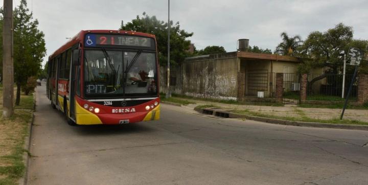 Golpean con una llave inglesa a un chofer de colectivo