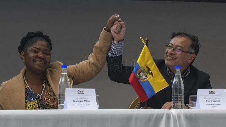 Petro asumió este domingo junto a la vicepresidenta Francia Márquez.