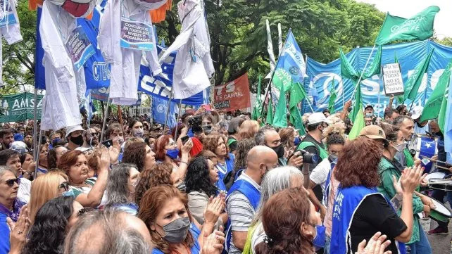 Descuentos de sueldo: los maestros acusan al gobierno de extorsión