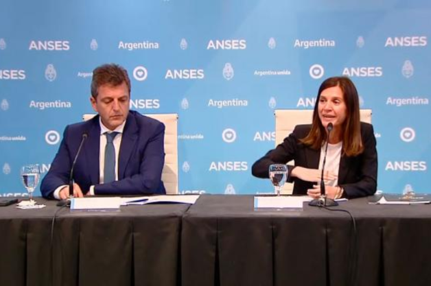 El ministro de Economía, Sergio Massa, y la titular de la Anses, Fernanda Raverta, durante los anuncios.