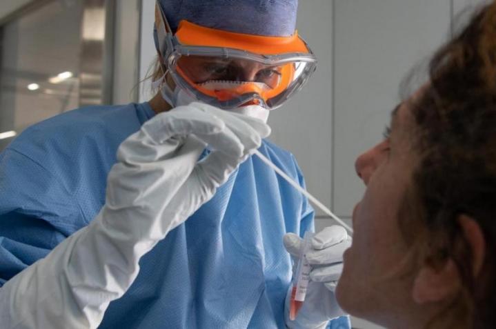 Covid: aumentan los contagios y vuelven los testeos