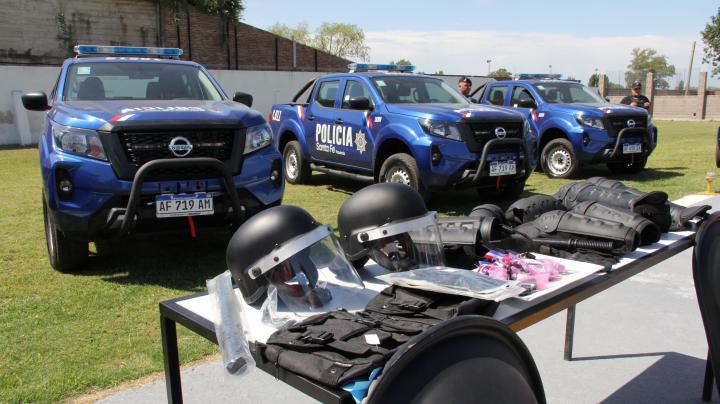 Entregaron camionetas 4x4 y equipos antidisturbios