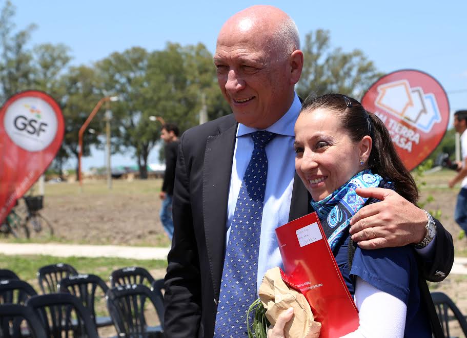 El exgobernador entregando lotes del programa 