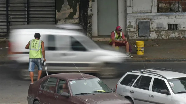 Concejal rosarino quiere prohibir a los cuidacoches