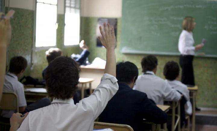 Los maestros aceptaron “estratégicamente” la suba salarial