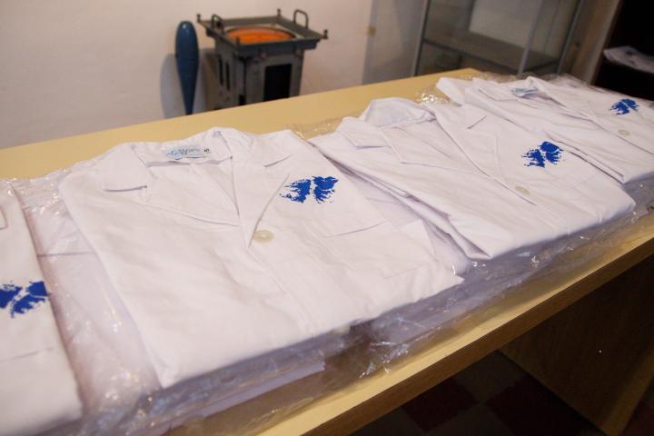 Entregaron guardapolvos con las Islas Malvinas bordadas en el pecho