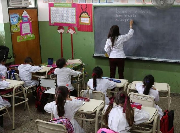 Todas las escuelas primarias sumarán un hora más de clase por día
