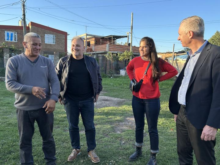 El senador Miguel Rabbia (primero de la derecha), junto al senador Marcelo Lewandowski (segundo de la izquierda) y la concejala Julia Irigoitía, en Empalme Graneros.