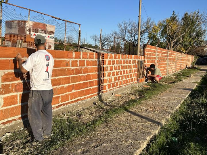 El aporte económico que entregaron los legisladores permite la construcción de un paredón de 70 m de largo por 2 m de alto.