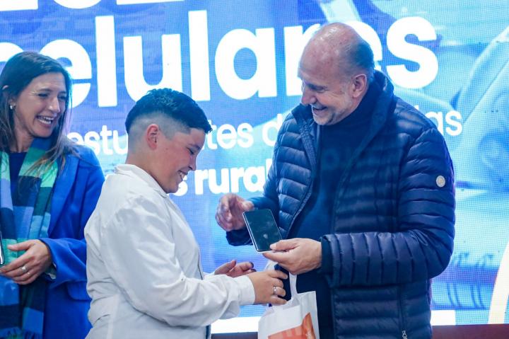 Escuelas rurales recibieron celulares de la provincia