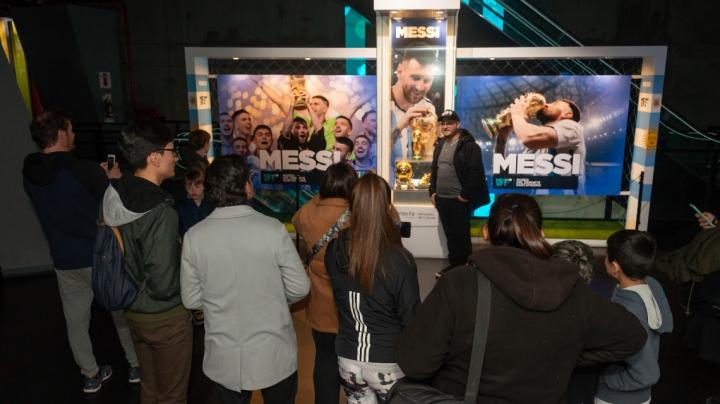  Una multitud visitó el stand de Messi en el Museo del Deporte Santafesino