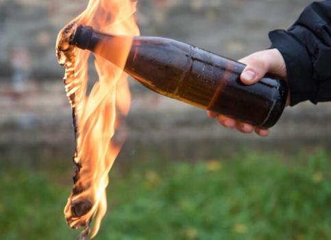 Prendieron fuego una escuela con una bomba molotov