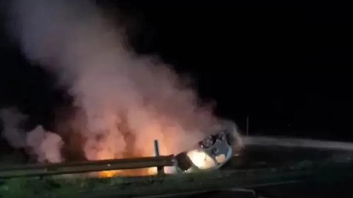 Dos adultos y un bebé mueren al volcar e incendiarse un auto