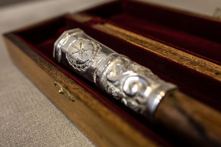 Pullaro y un bastón de mando que homenajea a la democracia