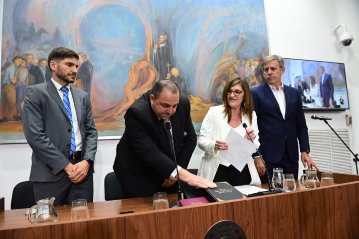 El gobernador Pullaro y la presidenta del Concejo, Adriana Molina, presentes en el momento de la jura del nuevo intendente de Santa Fe