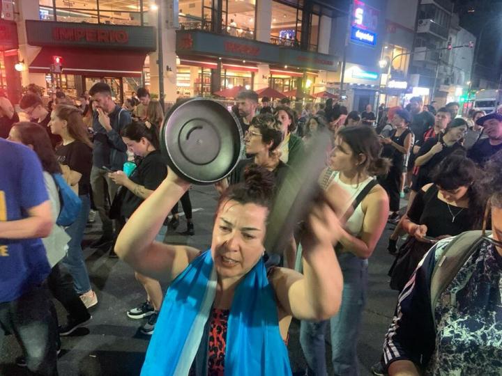 Cacerolazos y bocinazos en todo el país contra el DNU de Milei