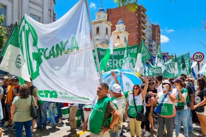 Estatales de Santa Fe piden el pago de la cláusula gatillo