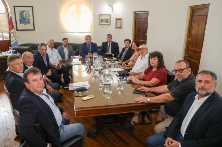 El gobierno a los estatales: 14% de suba y mejora salarial a futuro