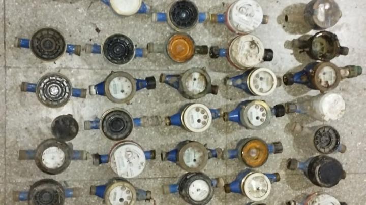 Detuvieron a un hombre con 53 medidores de agua