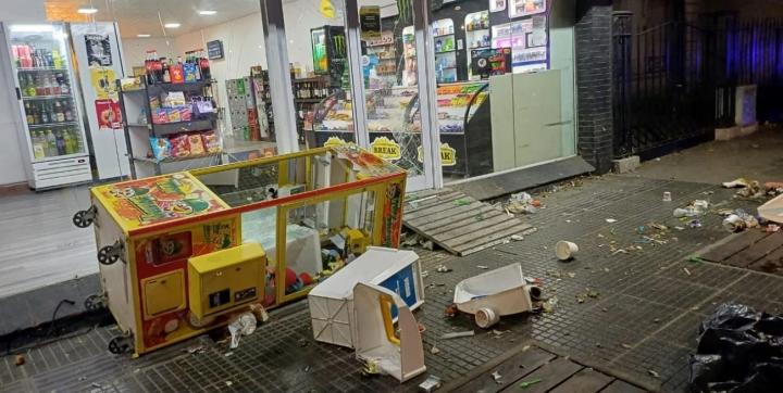 Relato salvaje: destrozan un kiosco porque no le vendían alcohol