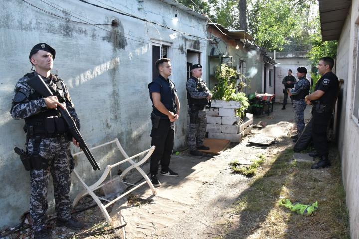 30 allanamientos en barrios de Rosario para bajar la violencia