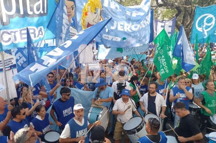 Los maestros rechazan la oferta salarial y paran 48 horas