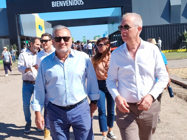 Marcelo Lewandowski (a la izquierda) recorrió la megamuestra junto al diputado Miguel Rabbia.