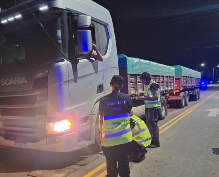 Sancionan a 3 camioneros por circular con exceso de carga