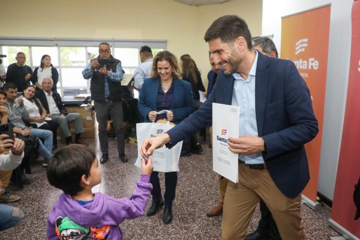 Pullaro durante la entrega de viviendas en la localidad de Arrufó.