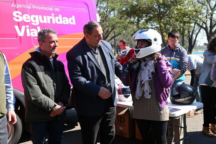 Poletti (en el centro de la imagen) pidió a los motociclistas que usen el casco.