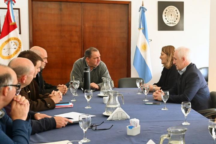 El intendente y la ministra de Salud, junto a sus equipos, se reunieron para evaluar y adoptar medidas antes de que llegue el dengue.