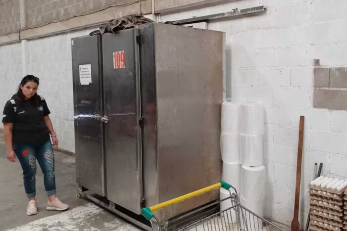 La heladera que tapaba el acceso adonde estaban encerradas las 27 personas. 