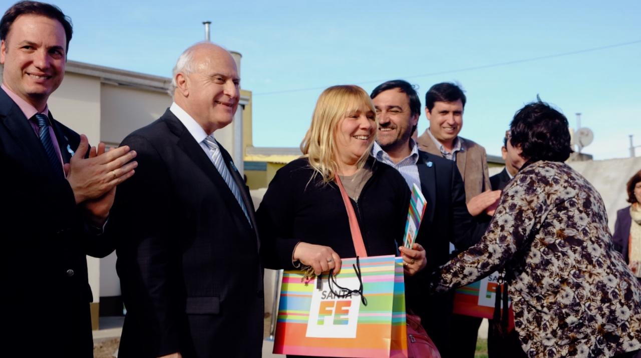 Lifschitz anunció obras y entregó viviendas 