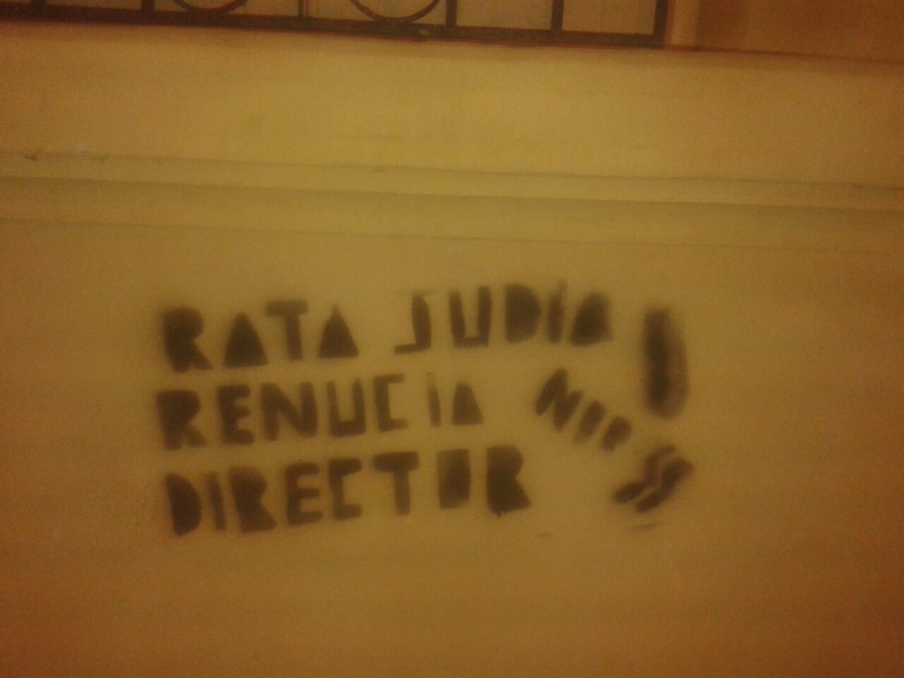 Ataque antisemita contra director de escuela