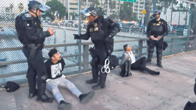 Dos hombres son detenidos por la policía en Los Angeles, durante una protesta contra la política de Trump.