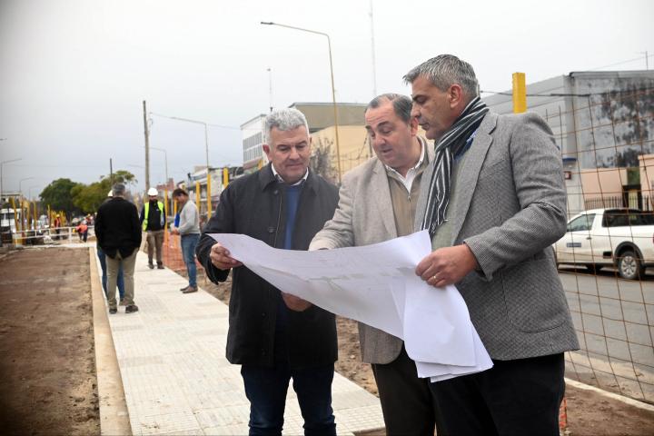 El intendente de Santa Fe (en el centro), junto a funcionarios, recorrió los trabajos que actualmente se están ejecutando sobre Aristóbulo del Valle.