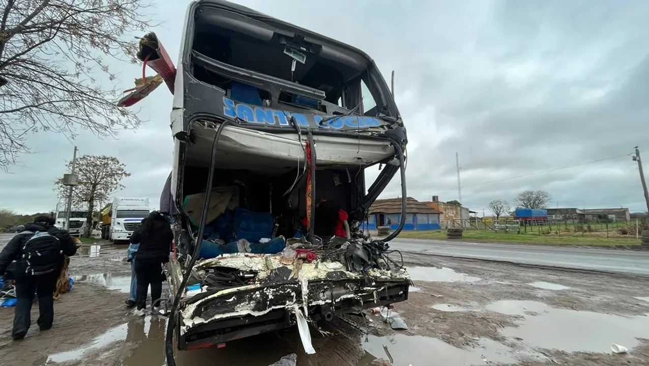 Así quedó el micro tras el brutal choque en Santa Fe.